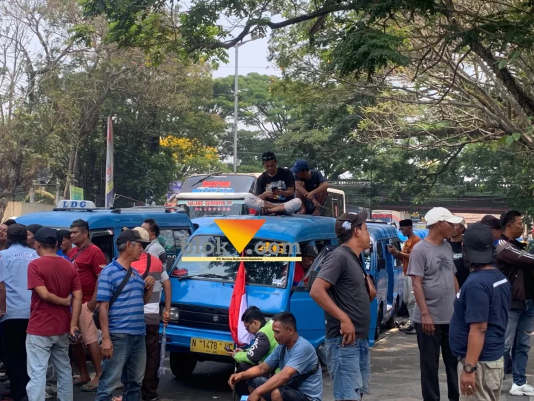 Sopir angkutan umum yang tergabung dalam Front ASAM saat menggelar demonstrasi di depan Kantor Dishub Kota Malang pada Senin (28/9/2026) lalu (blok-a.com / Yogga Ardiawan)