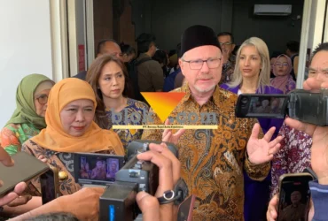 University Rector for Indonesia and Southeast Asia KCL, Prof. Simon Tenner (kanan) bersama Gubernur Jawa Timur, Khofifah Indar Parawansa (blok-a.com / Yogga Ardiawan)