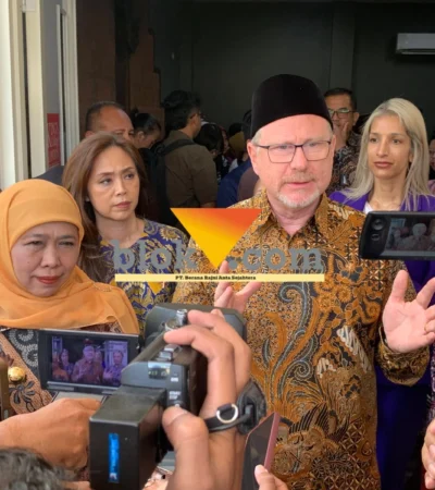 University Rector for Indonesia and Southeast Asia KCL, Prof. Simon Tenner (kanan) bersama Gubernur Jawa Timur, Khofifah Indar Parawansa (blok-a.com / Yogga Ardiawan)