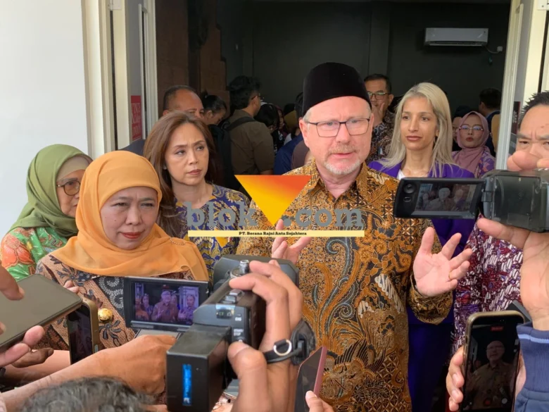 University Rector for Indonesia and Southeast Asia KCL, Prof. Simon Tenner (kanan) bersama Gubernur Jawa Timur, Khofifah Indar Parawansa (blok-a.com / Yogga Ardiawan)