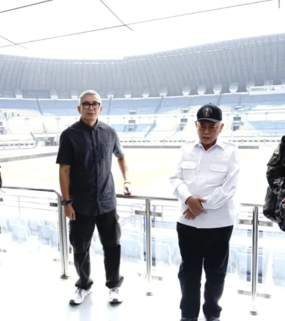 Bupati Malang, HM Sanusi saat melakukan assessment ke Stadion Gelora Bandung Lautan Api (Prokopim)