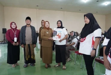 Buruh Pabrik Rokok di Gondanglegi Terima BLT DBHCHT dari Wabup Malang, Lathifah Shohib (Prokopim)