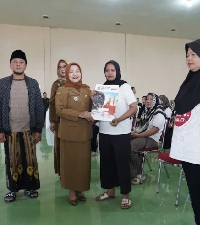 Buruh Pabrik Rokok di Gondanglegi Terima BLT DBHCHT dari Wabup Malang, Lathifah Shohib (Prokopim)