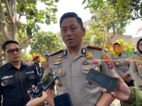 Caption: Kapolresta Malang Kota, Kombes Pol Danang Setiyo Pambudi saat diwawancara soal update perkembangan kasus SMPN 18 Malang, Jumat (16/10/2026) (blok-a.com/Bob Bimantara Leander)