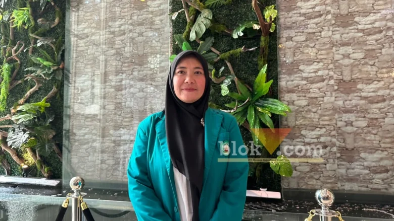 Unjana, lulusan terbaik pertama jenjang sarjana di wisuda ke-80 Universita Islam Malang. (blok-a.com/ M Berril Labiq)