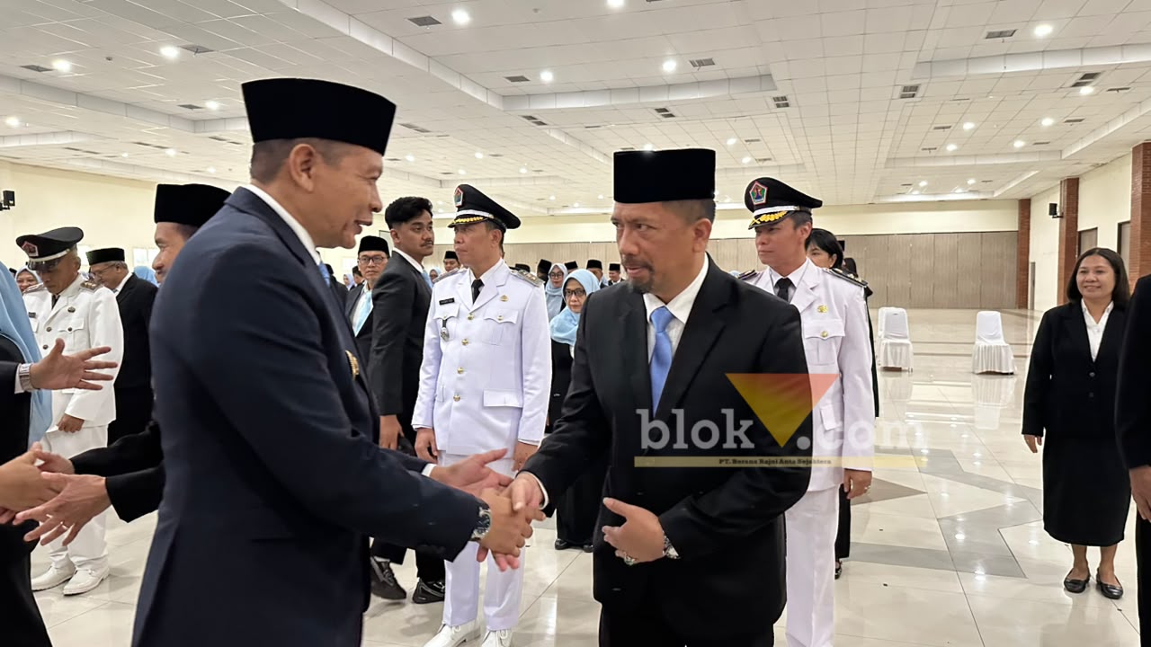 Kepala DLH Kota Malang, Gamaliel Raymond Hatigoran Matondang saat diberi selamat Wali Kota Malang, Wahyu Hidayat usai pelantikan, Jumat (23/10/2026) (blok-a.com/Berril Labiq)