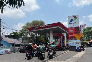 Warga Kota Malang antre mengisi BBM di SPBU Pertamina di Kota Malang, Jumat (9/10/2026) (blok-a.com/Bob Bimantara Leander)