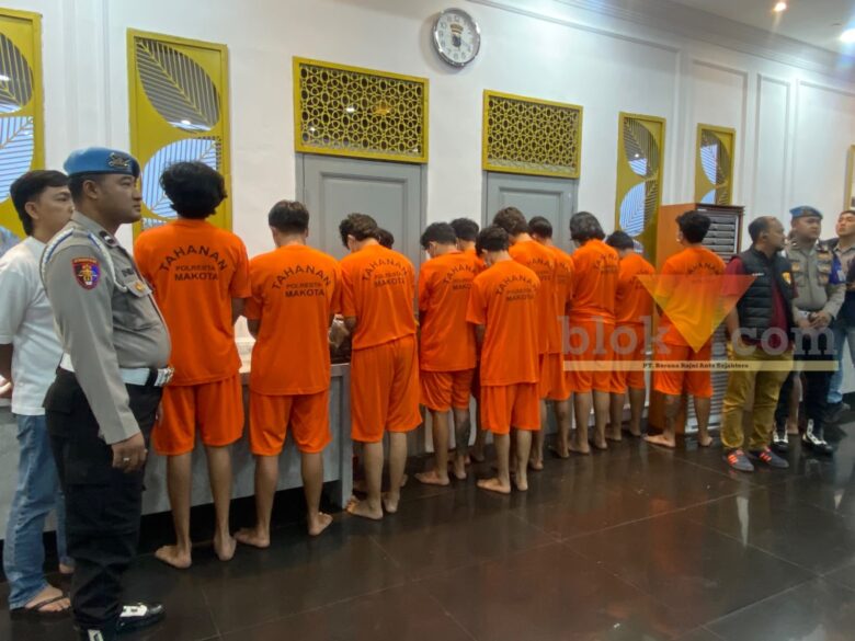 caption:%20Para%20tersangka%20yang%20diamankan%20Polresta%20Malang%20Kota%20dengan%20dugaan%20membawa%20bom%20molotov%20saat%20aksi%20damai%20di%20Malang,%20Kamis%20(29/10/2026)%20(blok-a.com/Bob%20Bimantara%20Leander)