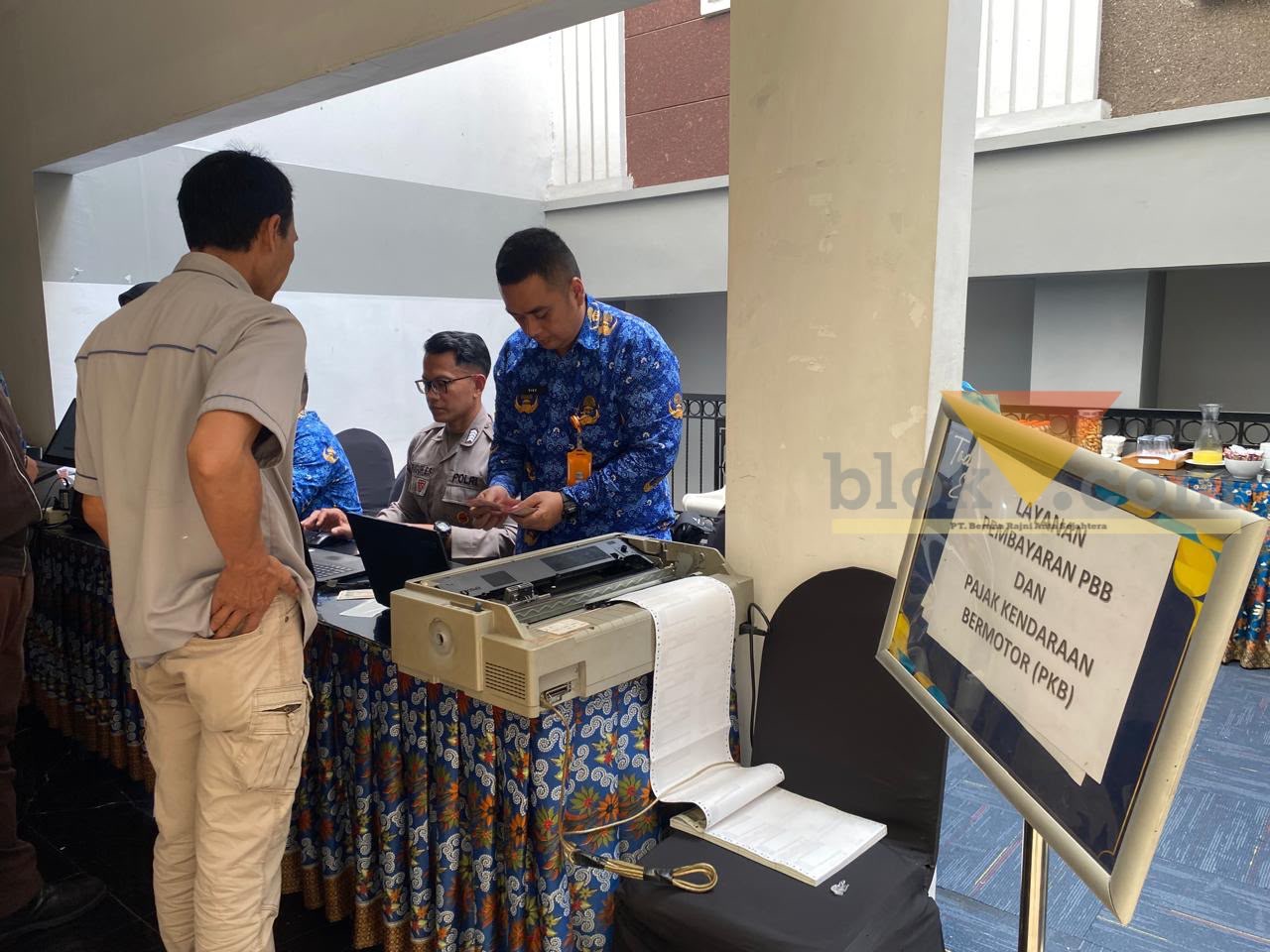 Warga sedang membayar pajak ke Bapenda Kota Malang (foto: blok-a.com/Bob Bimantara Leander)