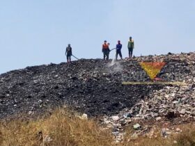 Petugas Damkar Kota Malang memadamkan api di TPA Supit Urang, Kamis (22/10/2026) (foto: blok-a.com/Bob Bimantara Leander)
