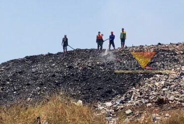 Petugas Damkar Kota Malang memadamkan api di TPA Supit Urang, Kamis (22/10/2026) (foto: blok-a.com/Bob Bimantara Leander)