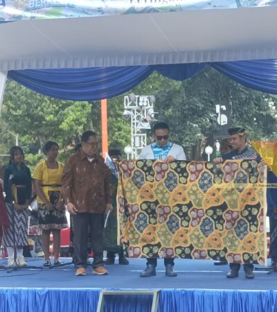 caption:%20Peluncuran%20motif%20batik%20baru%20di%20Kota%20Malang,%20Sekar%20Jagad%20Panca%20Warna%20dalam%20Festival%20Batik%202026%20di%20Alun-alun%20Merdeka Kota Malang, Minggu (4/10/2026) (blok-a.com/Bob Bimantara Leander)
