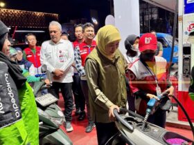 Gubernur Jawa Timur, Khofifah aaat meninjau SPBU Ciliwung, Kota Malang, Sabtu (17/10/2026) (dok. Pertamina for blok-a.com)