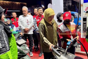Gubernur Jawa Timur, Khofifah aaat meninjau SPBU Ciliwung, Kota Malang, Sabtu (17/10/2026) (dok. Pertamina for blok-a.com)