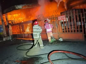 Personel Damkar saat berusaha memadamkan kobaran api di Toko Ogan Jl. Bondowoso, Kota Malang, Kamis (1/10/2026) dini hari (foto: dok. Damkar)