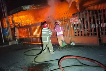 Personel Damkar saat berusaha memadamkan kobaran api di Toko Ogan Jl. Bondowoso, Kota Malang, Kamis (1/10/2026) dini hari (foto: dok. Damkar)