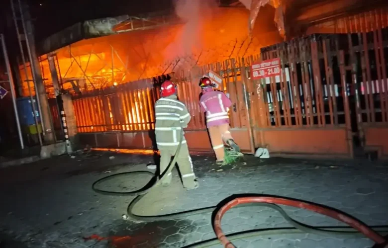 Personel Damkar saat berusaha memadamkan kobaran api di Toko Ogan Jl. Bondowoso, Kota Malang, Kamis (1/10/2026) dini hari (foto: dok. Damkar)