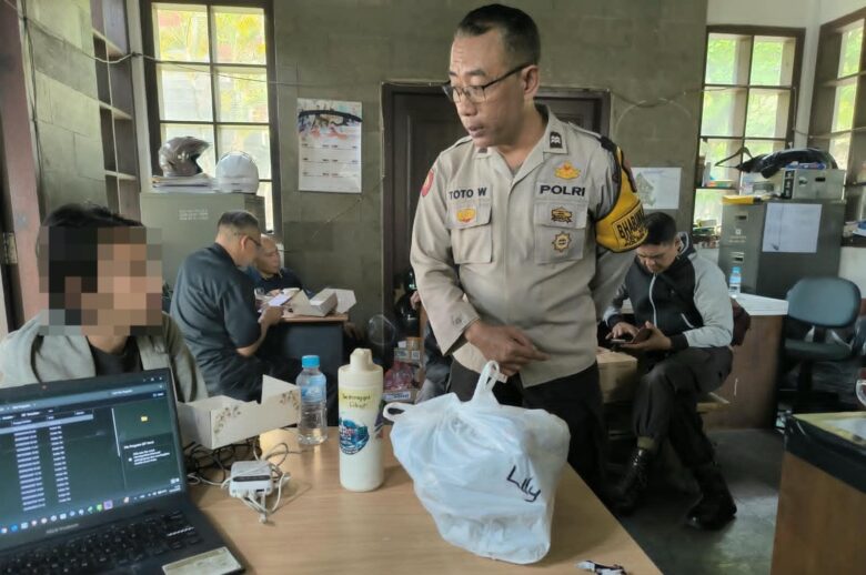 Polisi menangkap terduga pelaku pencurian barang berharga mahasiswa UB (foto: dok. Humas Polresta Malang Kota for blok-a.com)