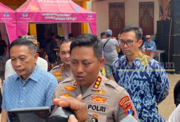 Kapolresta Malang Kota, Kombes Pol Danang Setiyo didampingi Wali Kota Malang, Wahyu Hidayat diwawancara awak media (foto: blok-a.com/Bob Bimantara Leander)