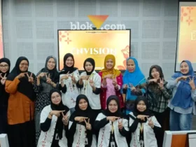 Para panitia pelaksana bersama Manajemen Prodi Tata Busana Universitas Negeri Malang yang menyelenggarakan pameran fashion Envision: Trendversity 2026 (foto: Blok-a.com/Ovan Zaihnudin)