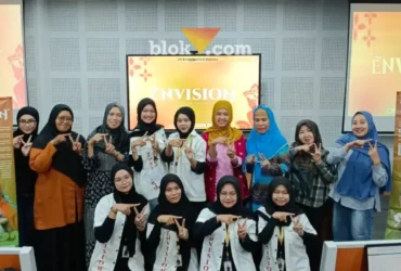 Para panitia pelaksana bersama Manajemen Prodi Tata Busana Universitas Negeri Malang yang menyelenggarakan pameran fashion Envision: Trendversity 2026 (foto: Blok-a.com/Ovan Zaihnudin)