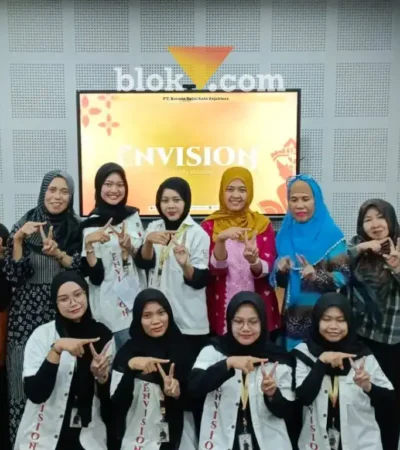 Para panitia pelaksana bersama Manajemen Prodi Tata Busana Universitas Negeri Malang yang menyelenggarakan pameran fashion Envision: Trendversity 2026 (foto: Blok-a.com/Ovan Zaihnudin)