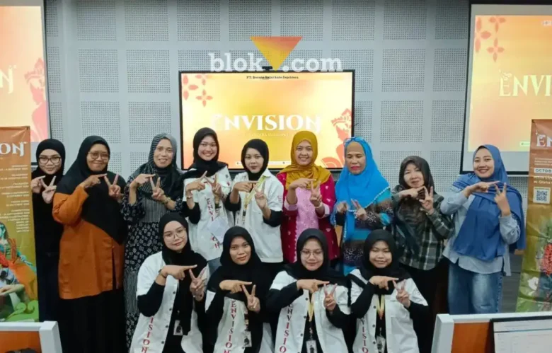 Para panitia pelaksana bersama Manajemen Prodi Tata Busana Universitas Negeri Malang yang menyelenggarakan pameran fashion Envision: Trendversity 2026 (foto: Blok-a.com/Ovan Zaihnudin)