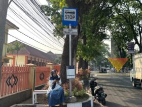 Caption: Titik Henti Trans Jatim di Jalan Kawi, Kota Malang kini punya kursi, Rabu (14/10/2026) (blok-a.com/Berril Labiq)