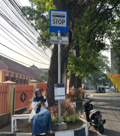 Caption: Titik Henti Trans Jatim di Jalan Kawi, Kota Malang kini punya kursi, Rabu (14/10/2026) (blok-a.com/Berril Labiq)