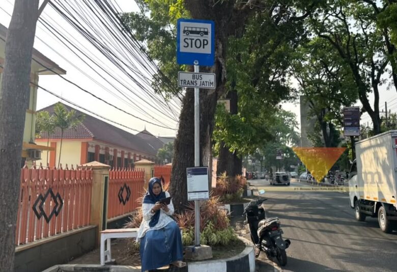 Caption: Titik Henti Trans Jatim di Jalan Kawi, Kota Malang kini punya kursi, Rabu (14/10/2026) (blok-a.com/Berril Labiq)