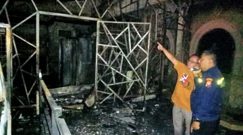 Polisi melakukan olah TKP di Toko Ogan setelahnkebakaran, Kamis (1/10/2026) (dok. Humas Polresta Malang Kota for blok-a.com)