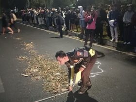 Polisi lalu lintas sedang melakukan olah TKP kecelakaan di Jalan Veteran, Kota Malang, Selasa (6/10/2026) dini hari (dok. Unit Laka Polresta Malang Kota for blok-a.com)