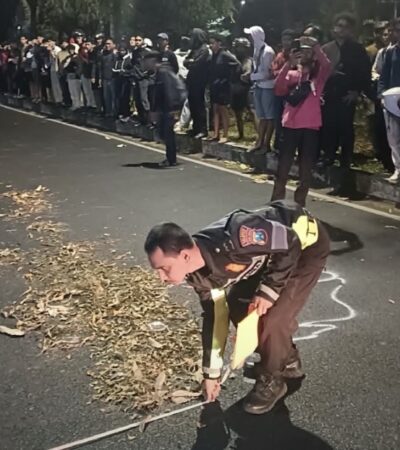 Polisi lalu lintas sedang melakukan olah TKP kecelakaan di Jalan Veteran, Kota Malang, Selasa (6/10/2026) dini hari (dok. Unit Laka Polresta Malang Kota for blok-a.com)
