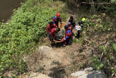Caption: Evakuasi seorang ibu muda yang dilaporkan hilang di Kota Malang, Minggu (11/10/2026) (dok. Damkar Kota Malang for blok-a.com)