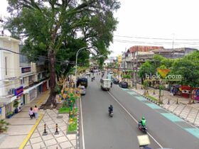 Kabel menjuntai di kawasan ikonik di Kota Malang (foto: blok-a.com/Bob Bimantara Leander)