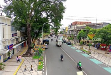 Kabel menjuntai di kawasan ikonik di Kota Malang (foto: blok-a.com/Bob Bimantara Leander)