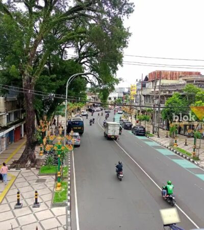 Kabel menjuntai di kawasan ikonik di Kota Malang (foto: blok-a.com/Bob Bimantara Leander)