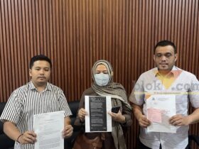 RM dan kuasa hukumnya saat sesi wawancara menunjukkan bukti telah mengadukan dugaan pelecehan (blok-a.com/Bob Bimantara Leander)