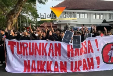 Massa Aliansi Rakyat Bersatu membentangkan spanduk tuntutan dalam aksi demonstrasi yang berlangsung di depan Kantor DPRD Kota Malang, Rabu (21/10/2026) (foto: Blok-a.com/Yogga Ardiawan)