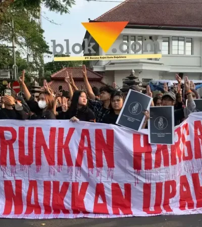 Massa Aliansi Rakyat Bersatu membentangkan spanduk tuntutan dalam aksi demonstrasi yang berlangsung di depan Kantor DPRD Kota Malang, Rabu (21/10/2026) (foto: Blok-a.com/Yogga Ardiawan)