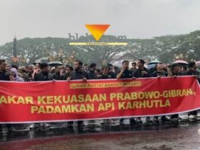 Ratusan massa berpakaian hitam melakukan aksi di depan Balai Kota Malang, membawa spanduk protes Prabowo-Gibran (foto: Blok-a.com/Yogga Ardiawan)