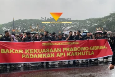 Ratusan massa berpakaian hitam melakukan aksi di depan Balai Kota Malang, membawa spanduk protes Prabowo-Gibran (foto: Blok-a.com/Yogga Ardiawan)