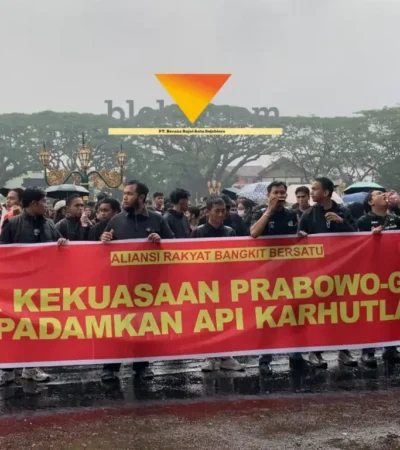 Ratusan massa berpakaian hitam melakukan aksi di depan Balai Kota Malang, membawa spanduk protes Prabowo-Gibran (foto: Blok-a.com/Yogga Ardiawan)